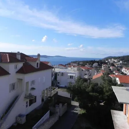 Апартаменты Trogrli - Comfort One-bedroom With Balcony And Sea View Хвар