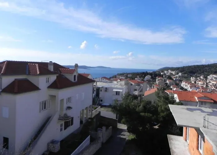 Апартаменты Trogrli - Comfort One-bedroom With Balcony And Sea View Хвар